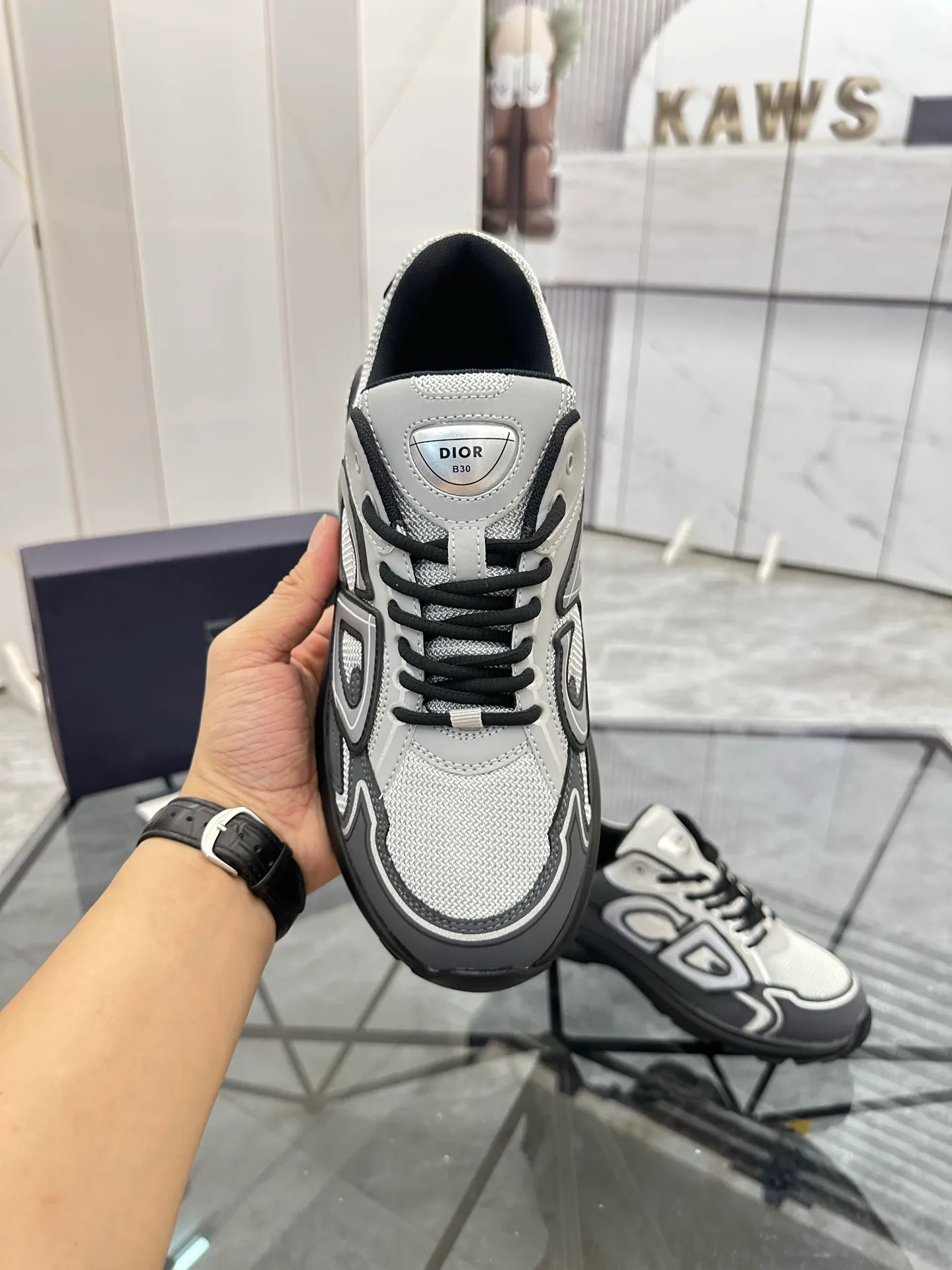 Men's shoes: 💰P400¥ Available in Guangzhou Product trademark: Dior* "Dior*" low-top casual shoes Regular size: 35-46 (can be customized to 47) Couple style Product materials: Upper imported cowhide stitched with original fabric, breathable lining, ultra-light foam original outsole. No.: 007